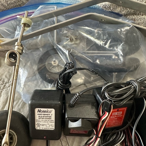 Random model airplane power plugs and parts - Picture 2 of 5